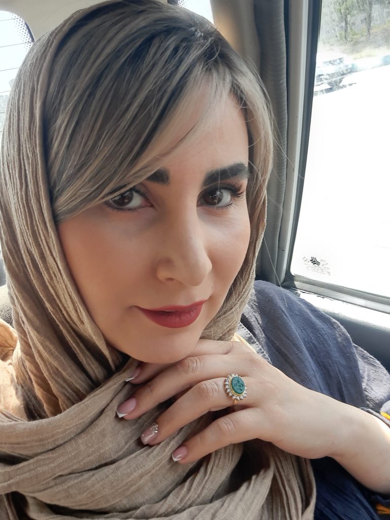 دنیا ناظری