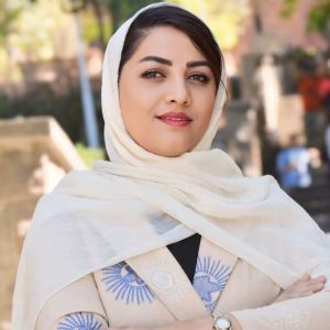 هنرمند و گوینده و مجری
